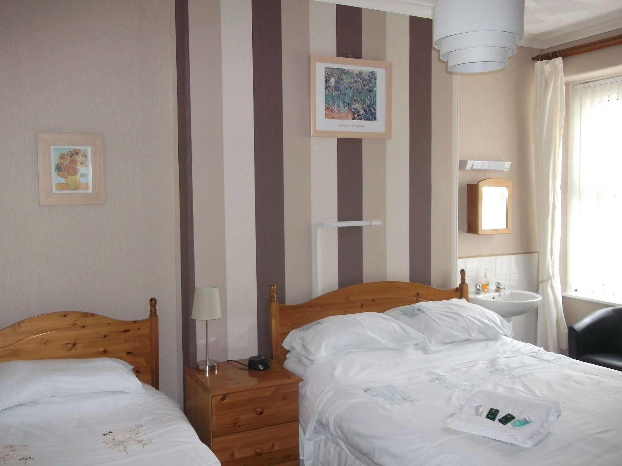 Wavecrest Hotel Хоулихед Екстериор снимка